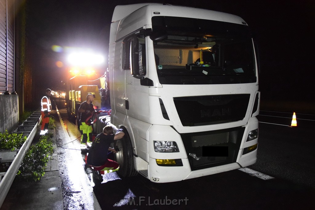 LKW Verfolgung A 3 Rich Oberhausen gestellt mit Nagelbrett Hoehe AS Koeln Dellbrueck P75.JPG - Miklos Laubert